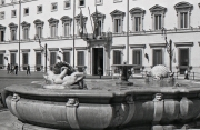 Fontana Con I Delfini In Piazza Colonna